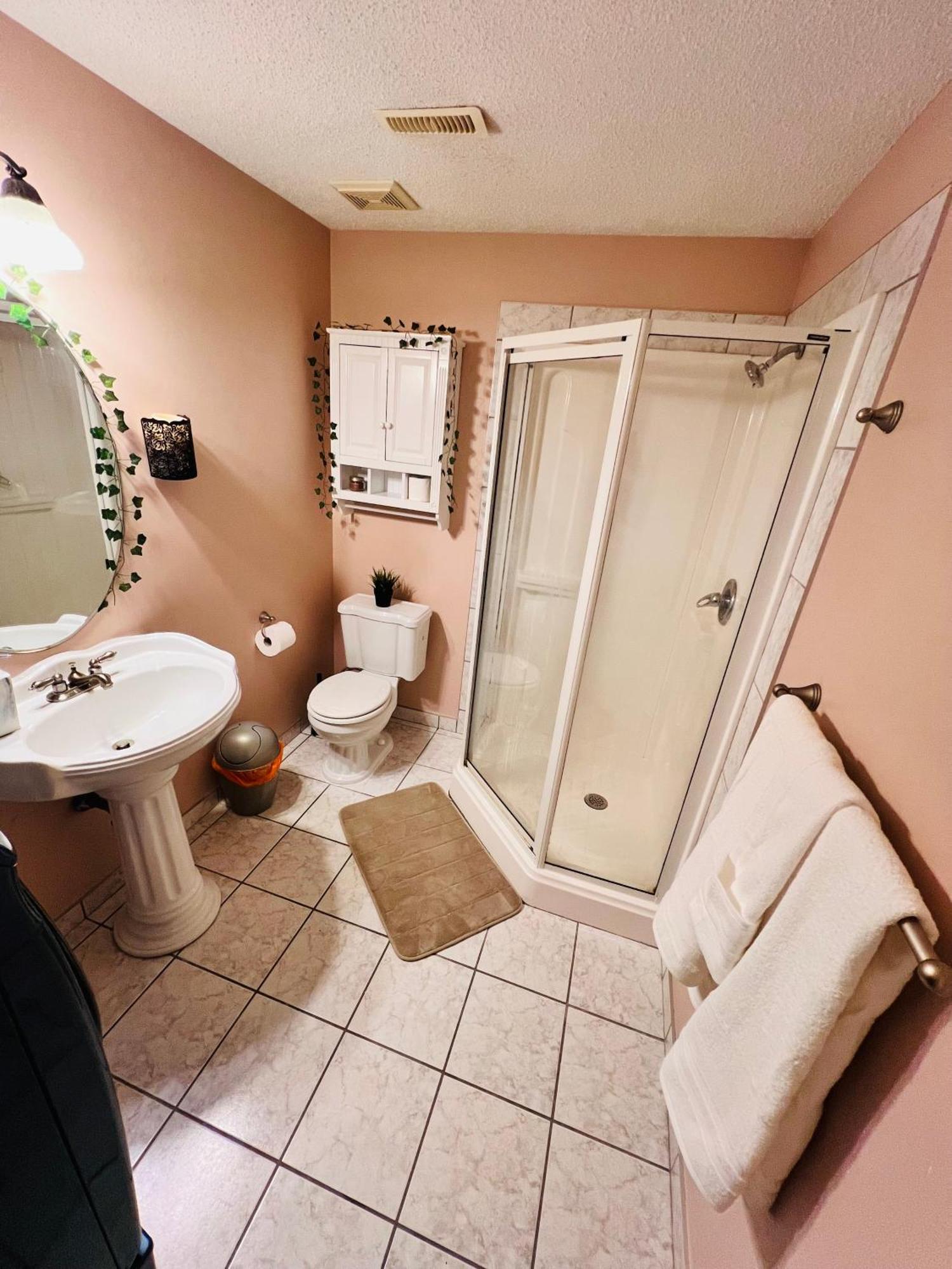 A Classic Homely Basement Suite! Chestermere المظهر الخارجي الصورة