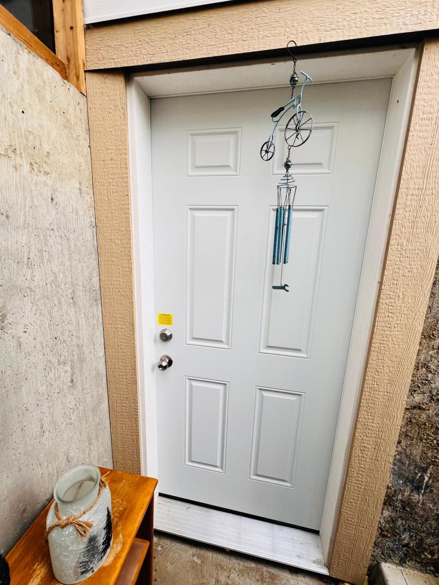 A Classic Homely Basement Suite! Chestermere المظهر الخارجي الصورة
