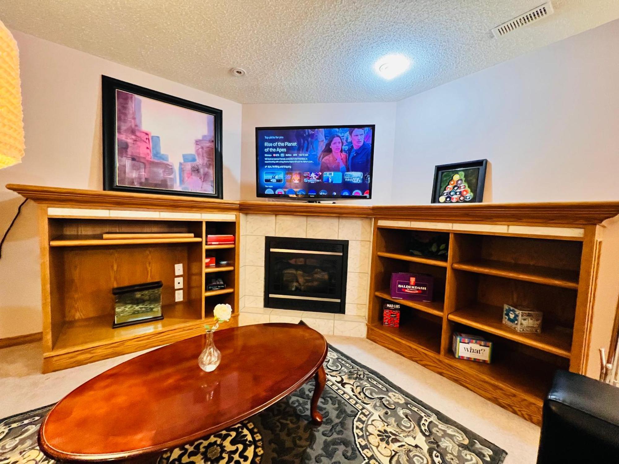 A Classic Homely Basement Suite! Chestermere المظهر الخارجي الصورة