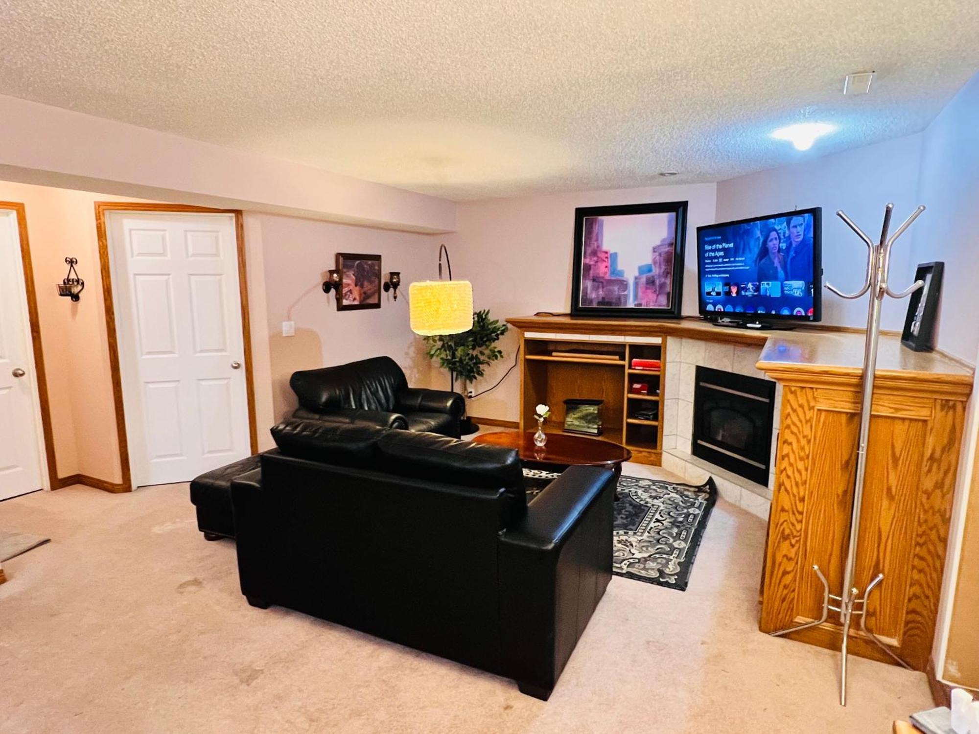 A Classic Homely Basement Suite! Chestermere المظهر الخارجي الصورة