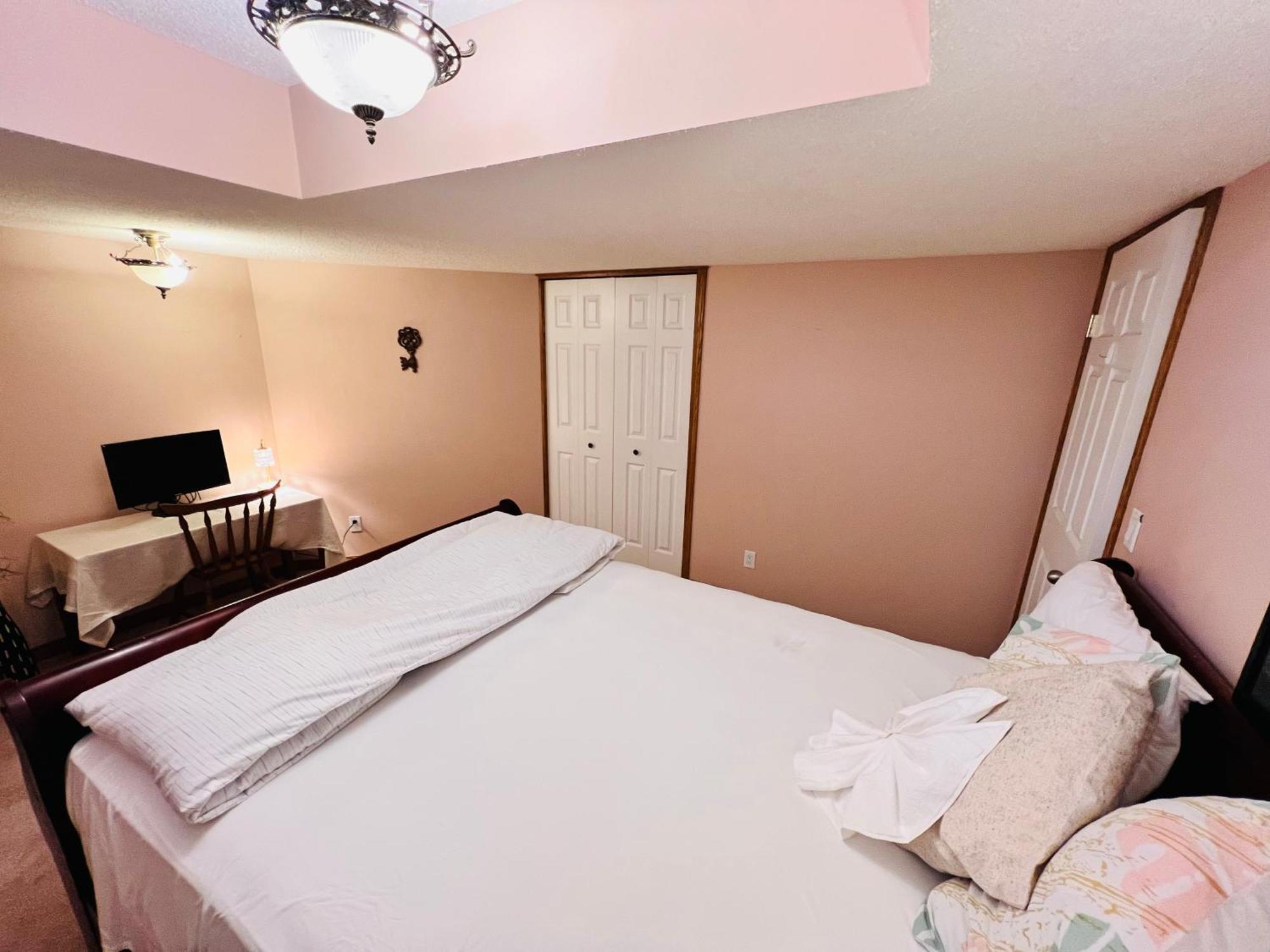 A Classic Homely Basement Suite! Chestermere المظهر الخارجي الصورة