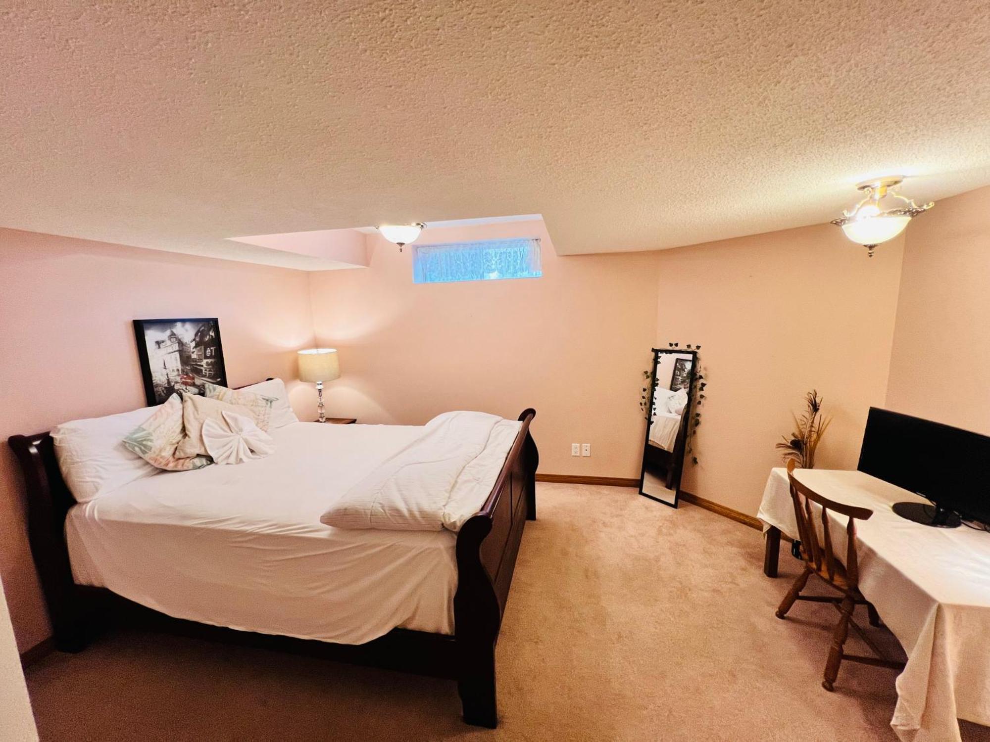 A Classic Homely Basement Suite! Chestermere المظهر الخارجي الصورة