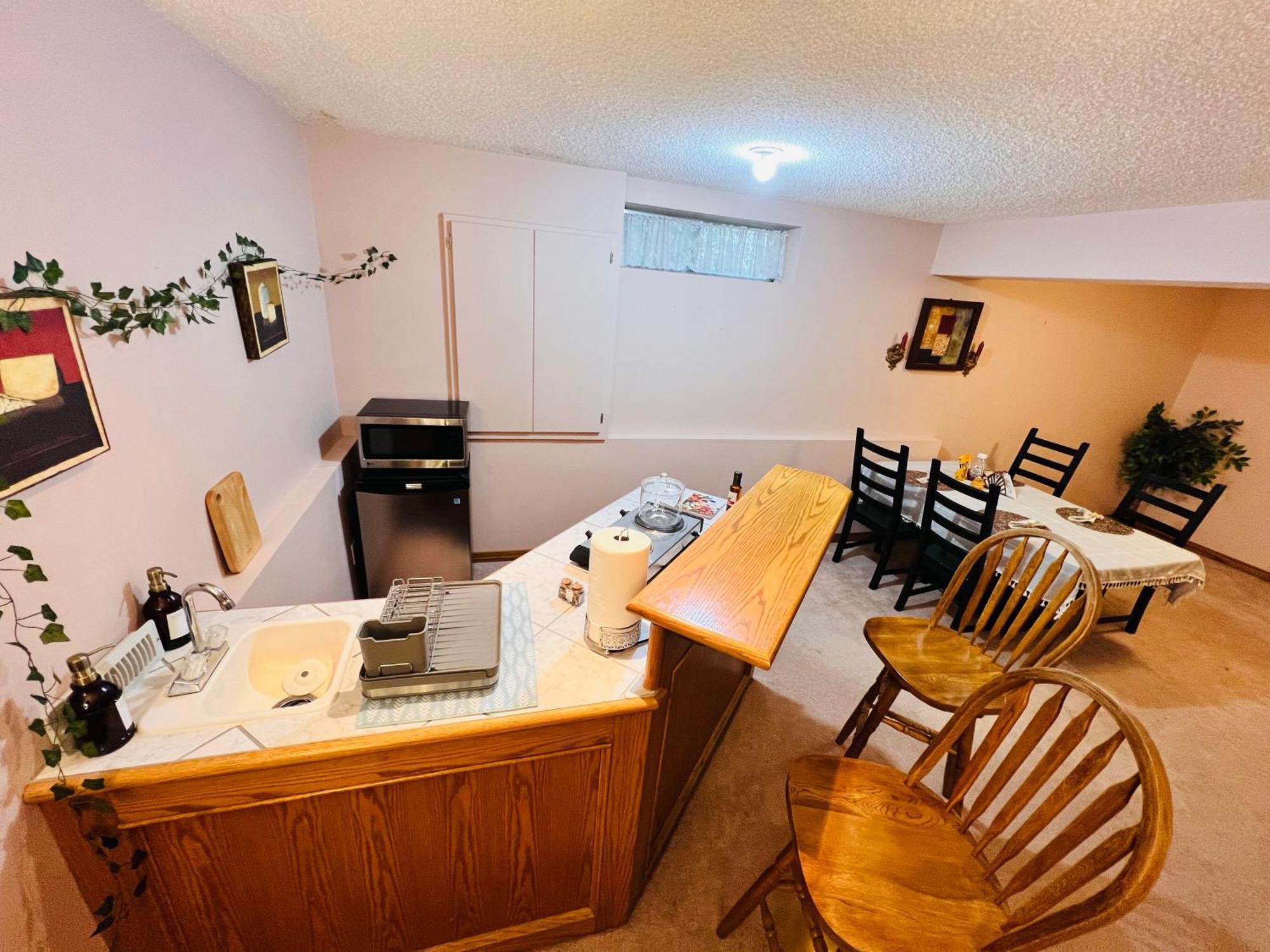 A Classic Homely Basement Suite! Chestermere المظهر الخارجي الصورة