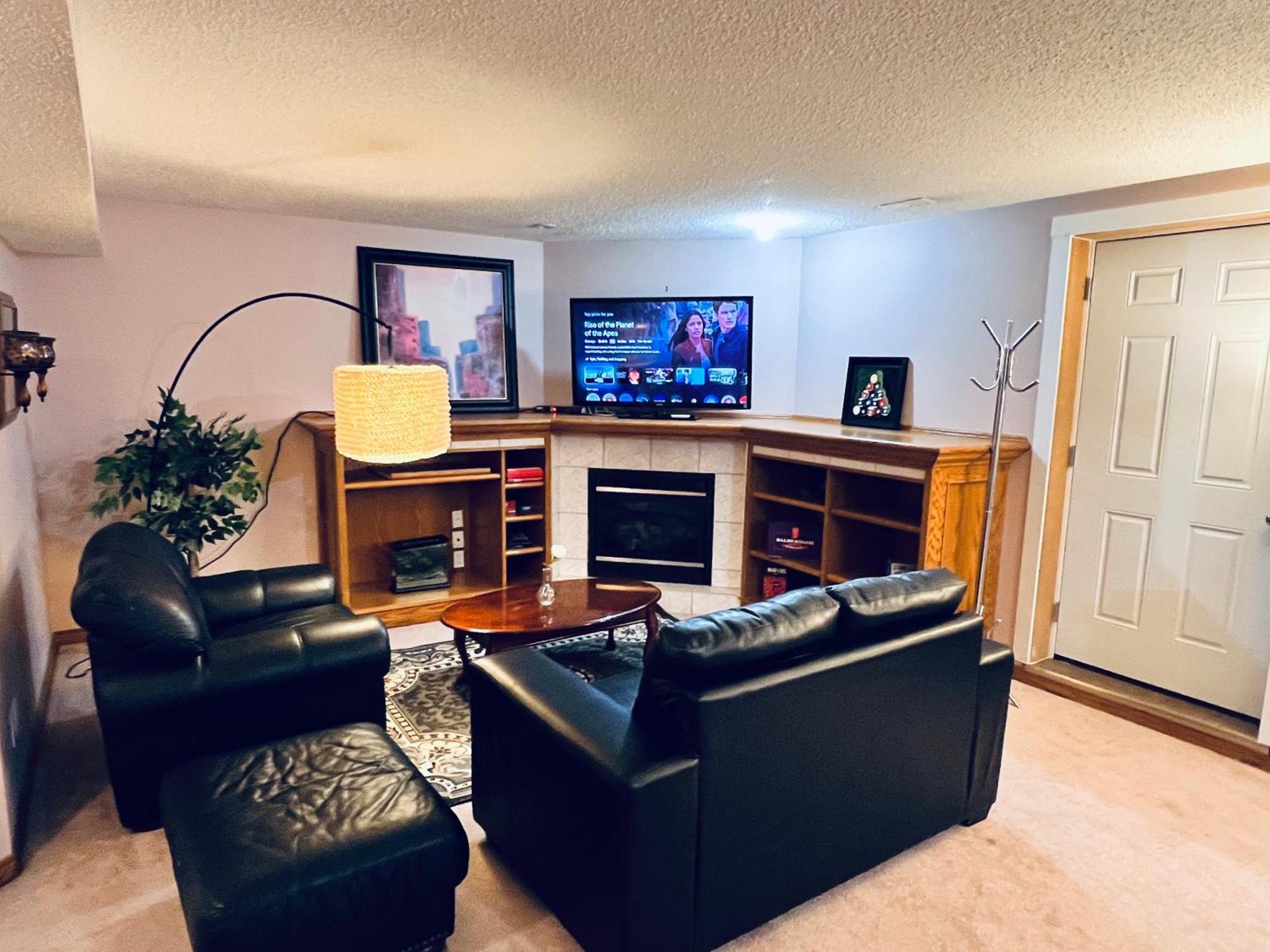 A Classic Homely Basement Suite! Chestermere المظهر الخارجي الصورة