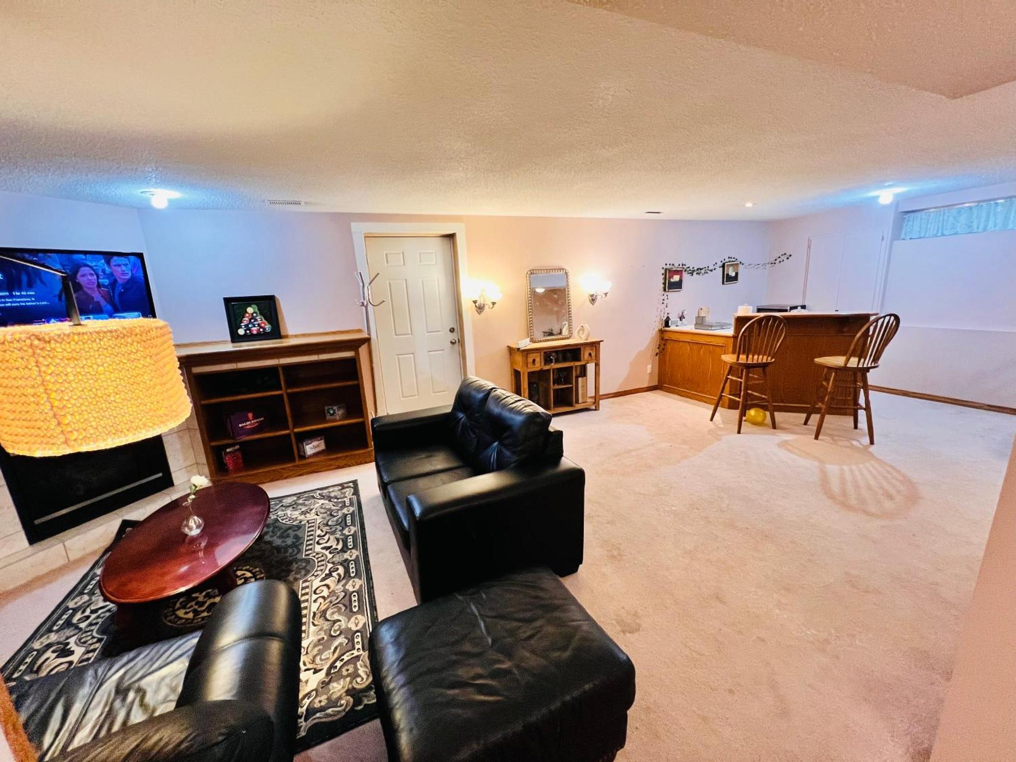 A Classic Homely Basement Suite! Chestermere المظهر الخارجي الصورة