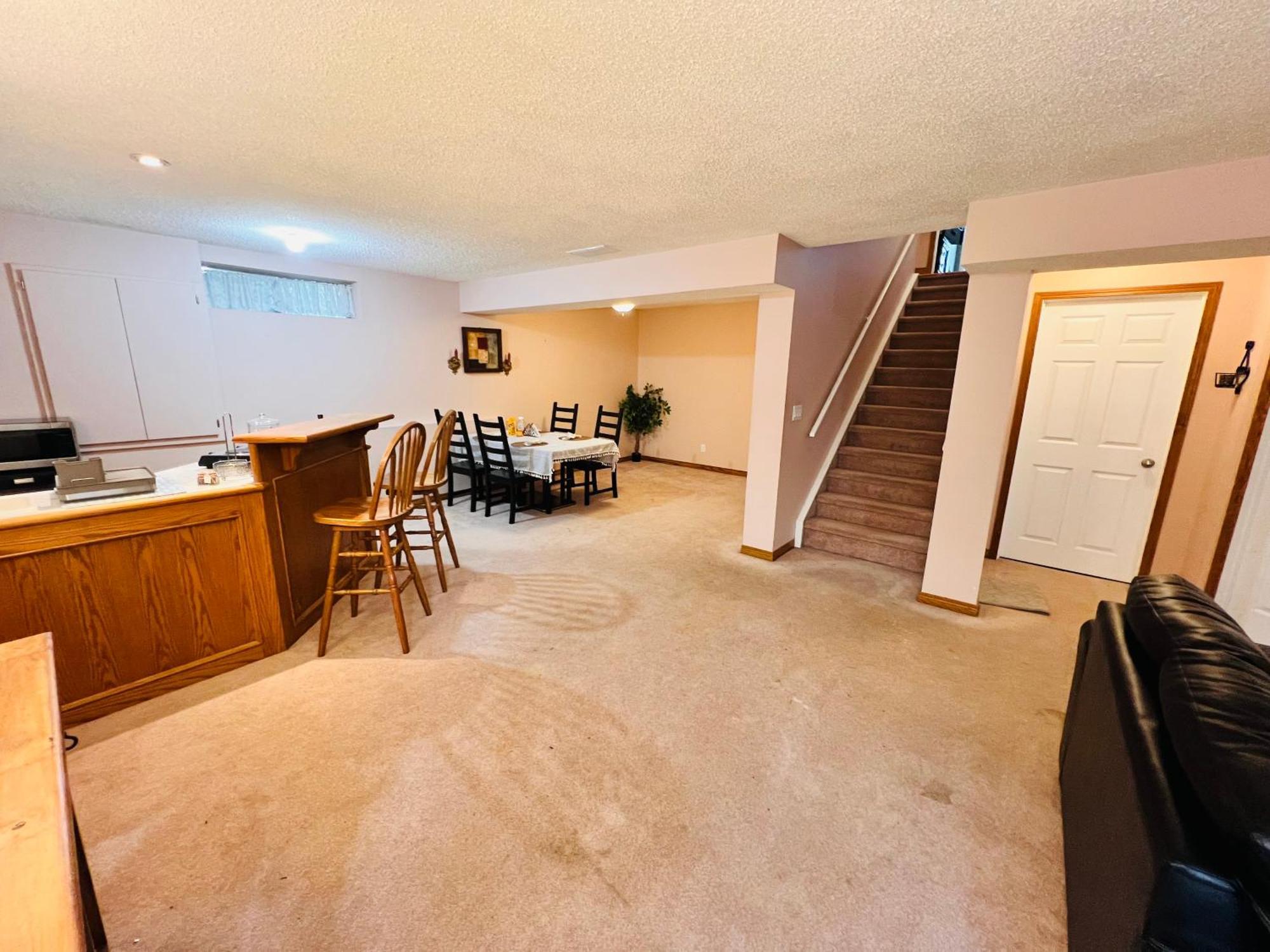 A Classic Homely Basement Suite! Chestermere المظهر الخارجي الصورة