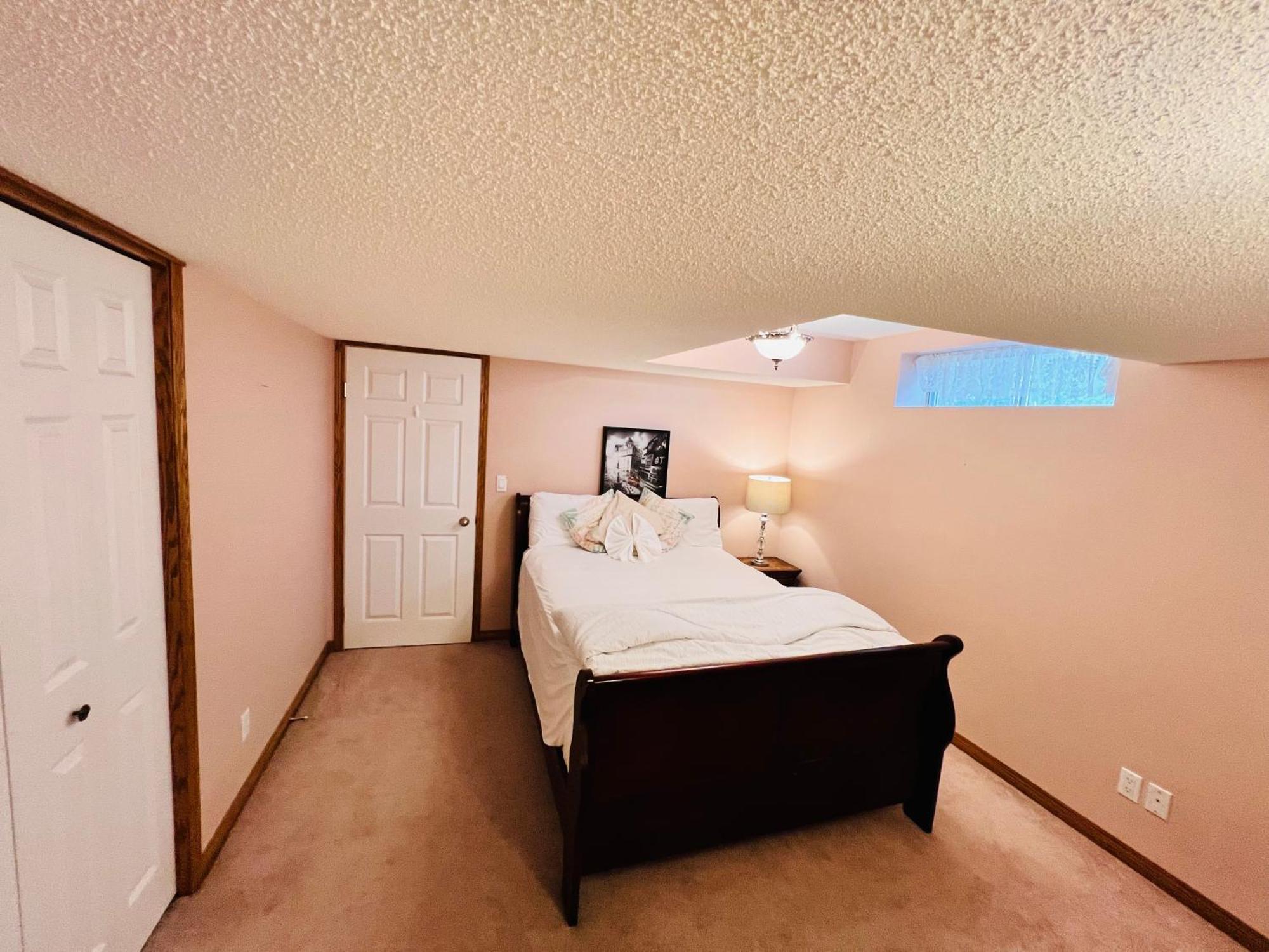 A Classic Homely Basement Suite! Chestermere المظهر الخارجي الصورة