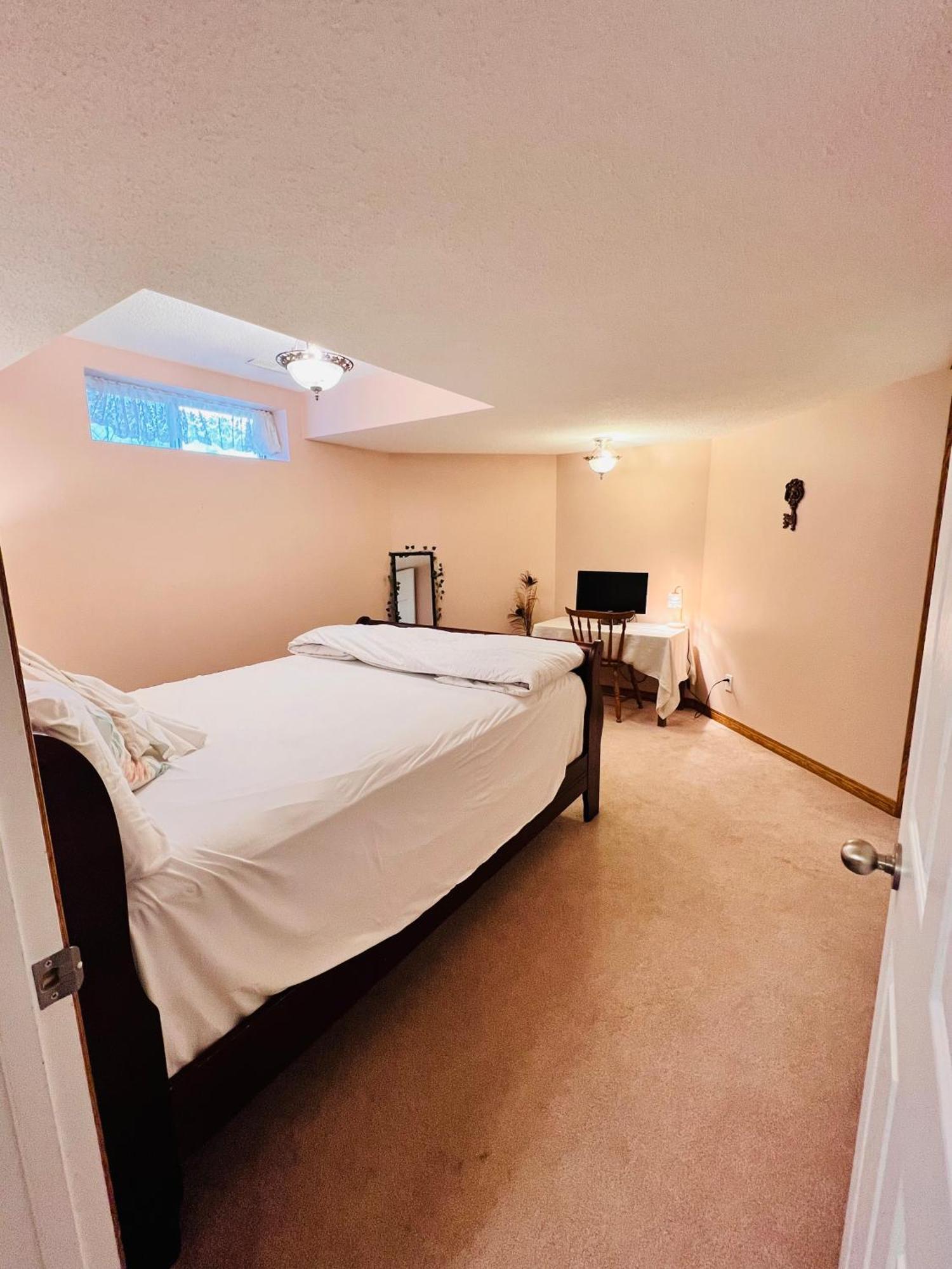 A Classic Homely Basement Suite! Chestermere المظهر الخارجي الصورة